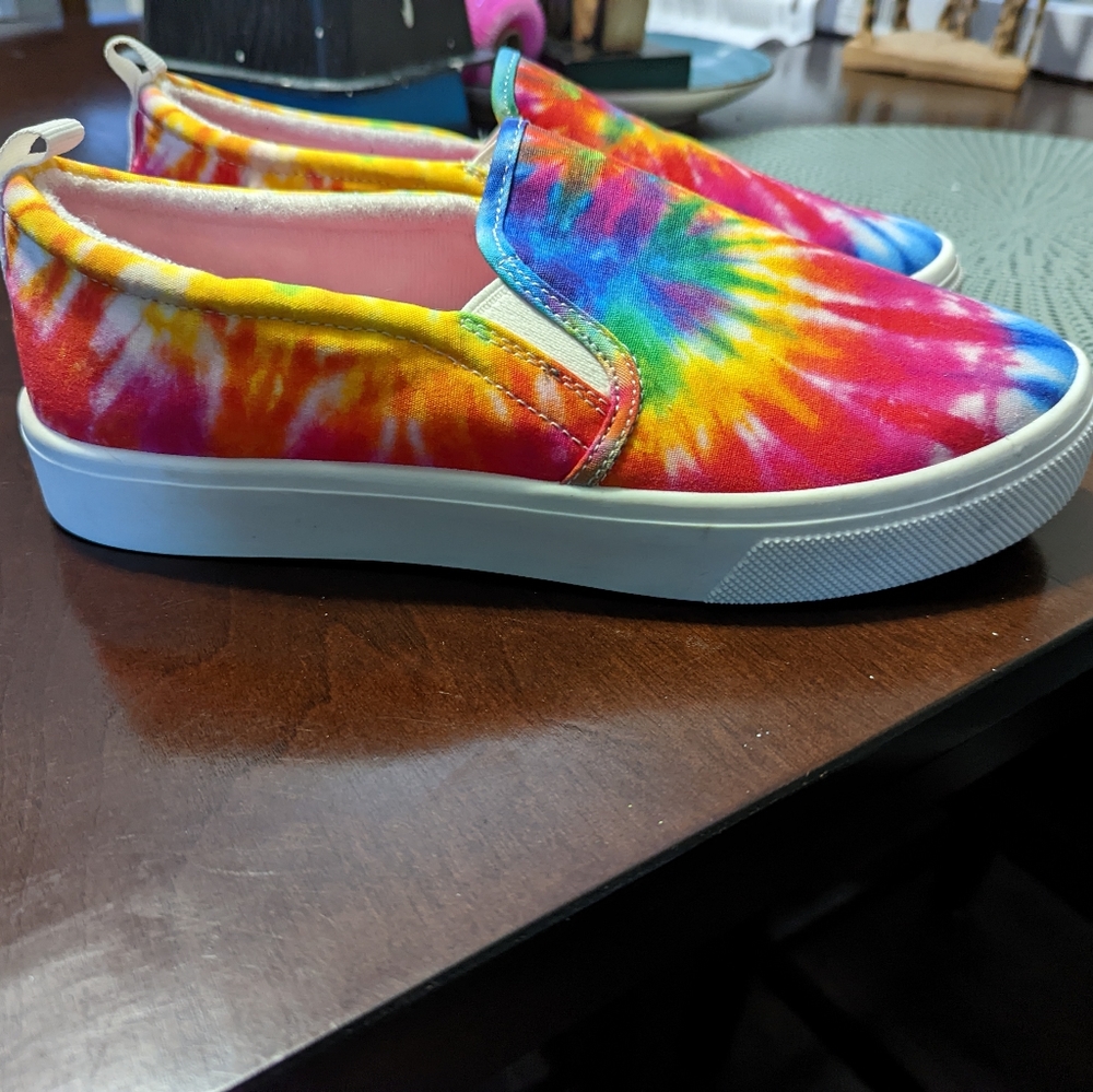 Sketchers tie-dye memory foam shoes